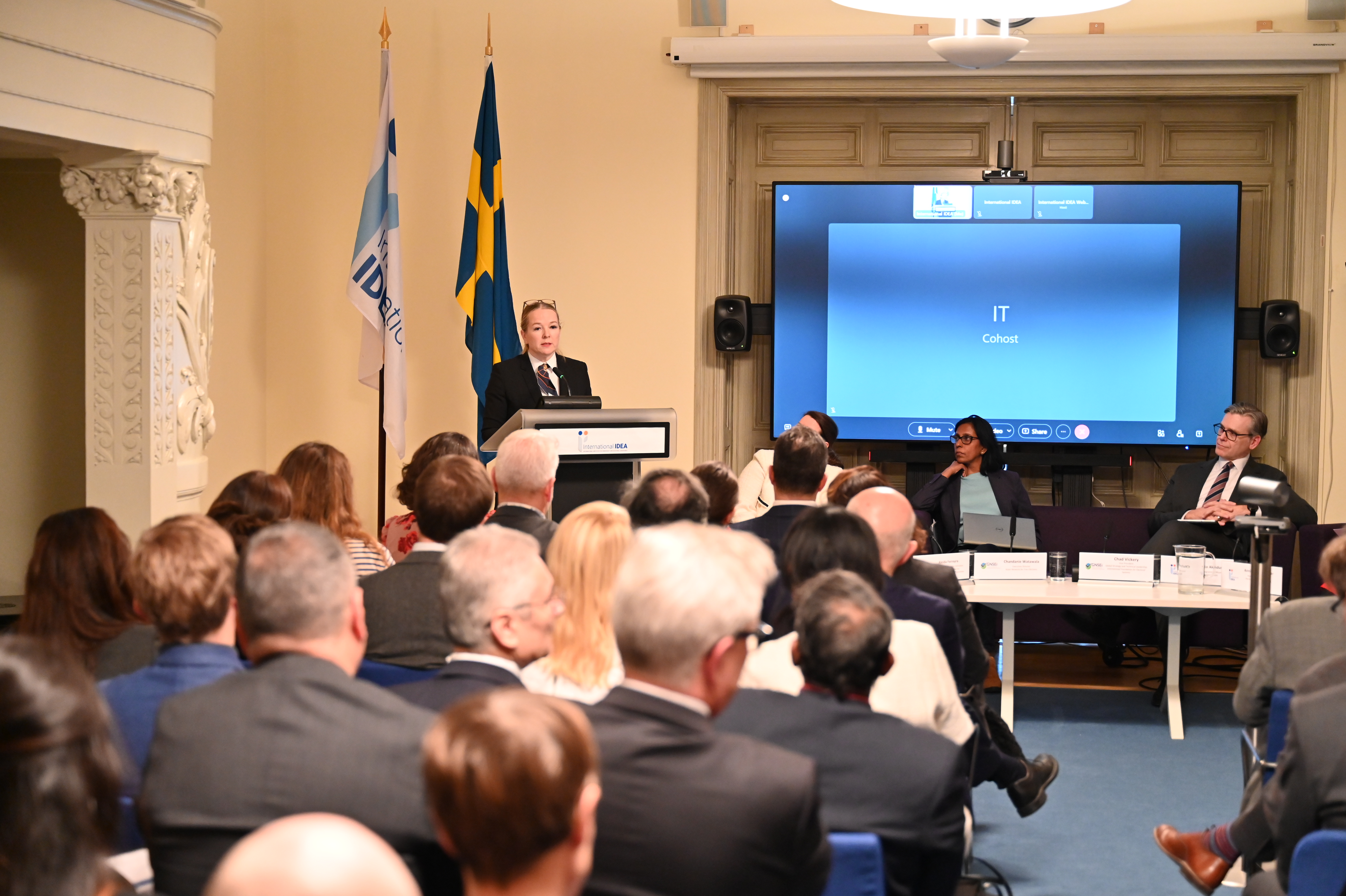 Diana Janse, Secretaria de Estado de Cooperación Internacional para el Desarrollo y Comercio de Suecia, pronuncia un discurso de apertura en el evento del 7 de marzo de 2024.