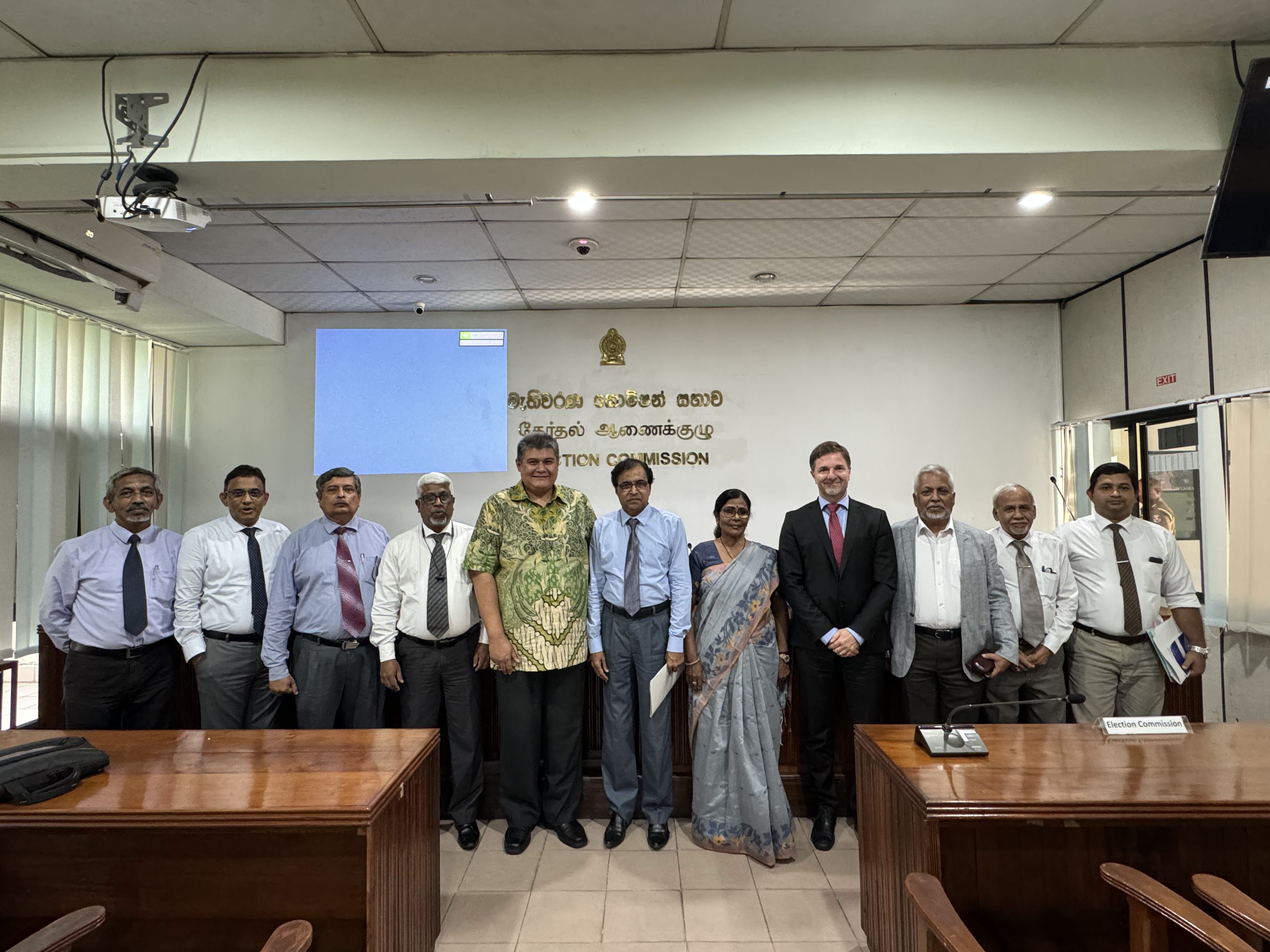 Foto de grupo: Liderazgo de la Comisión Electoral de Sri Lanka y representantes de IDEA Internacional