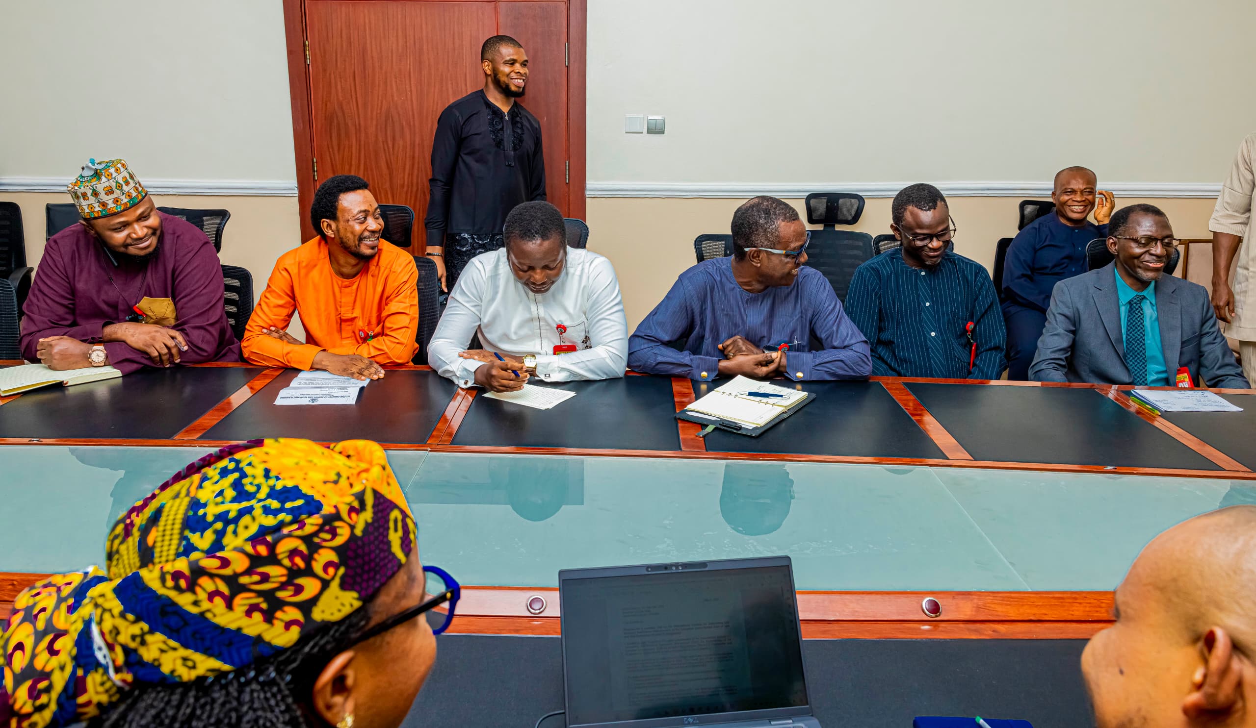 Una muestra representativa del equipo de IDEA Internacional Abuja bajo el Programa de Estado de Derecho y Anticorrupción durante la visita al Gobernador en el Estado de Abia