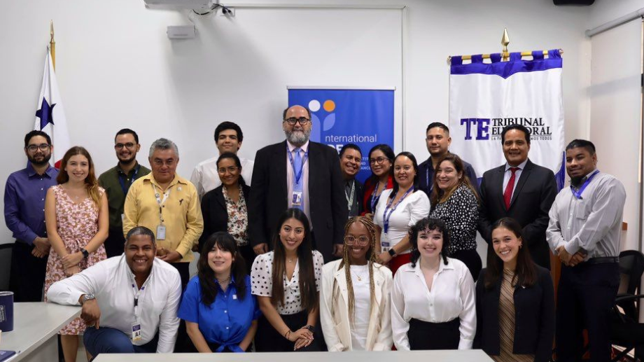 Foto de grupo con los estudiantes y staff de IDEA Internacional.