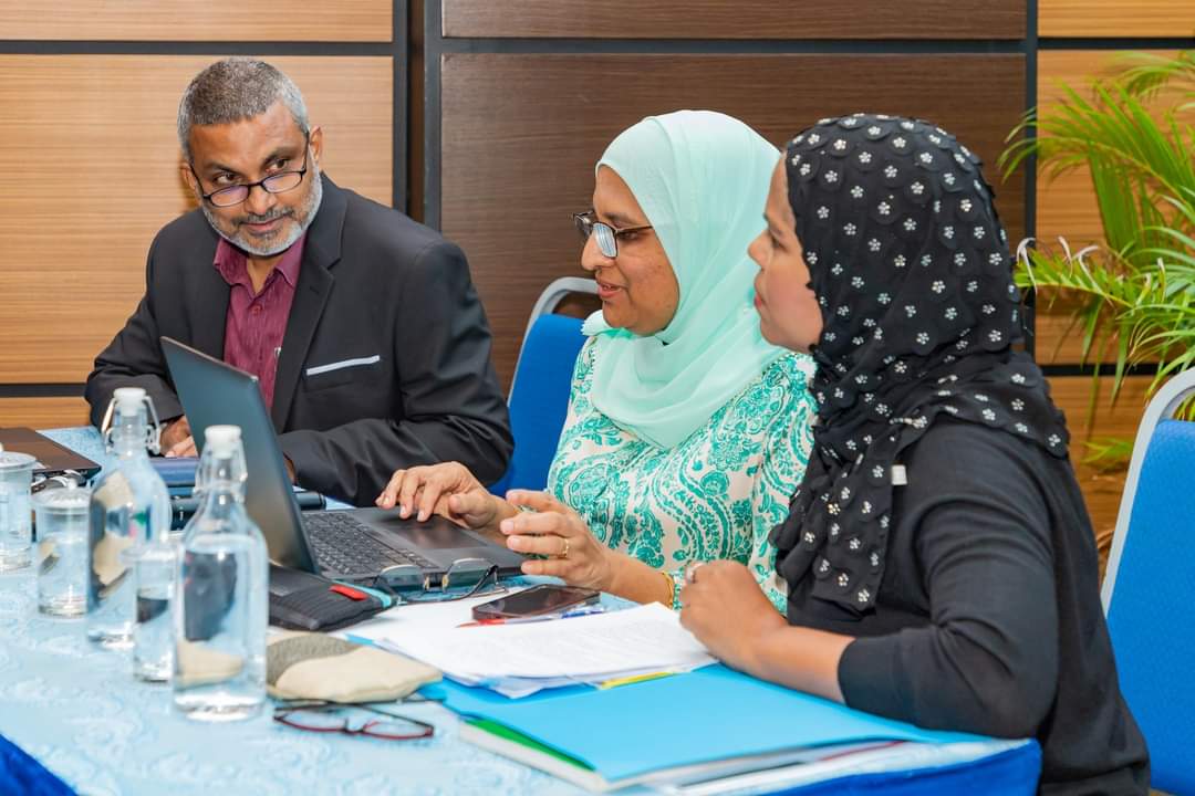 Dr. Fawaz Shareef, fundador del Centro de Estudios Políticos de Maldivas; Uza. Aishath Azima Shakoor; Uza. Fathimath Dhiyana Saeed. [Foto: Centro de Estudios Políticos de Maldivas]