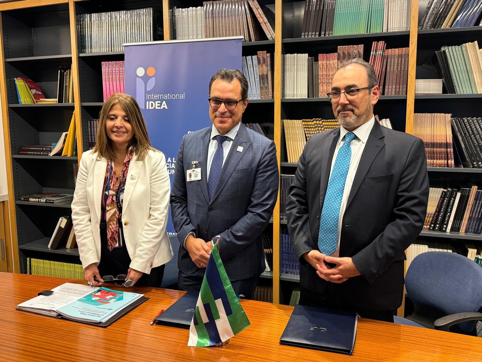 Acuerdo de cooperación, firmado en Nueva York, entre Sergio Díaz-Granados, presidente ejecutivo de CAF y el Dr. Kevin Casas-Zamora, secretario general de IDEA Internacional, y en presencia de Marcela Ríos Tobar, directora de IDEA Internacional para América Latina y el Caribe.