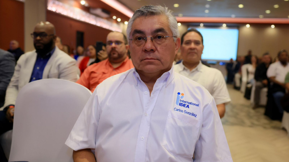 Carlos González, gerente de proyecto de IDEA Internacional en la asistencia técnica al Tribunal Electoral de Panamá, en la reunión del PLAGEL el viernes 11 de octubre de 2024.