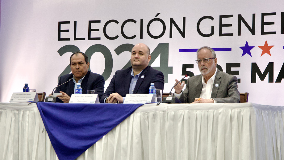 Magistrados del Tribunal Electoral, Luis Guerra, Alfredo Juncá y Eduardo Valdés Escoffery, en el acto de bienvenida a los observadores internacionales para las elecciones generales del 5 de mayo de 2024.