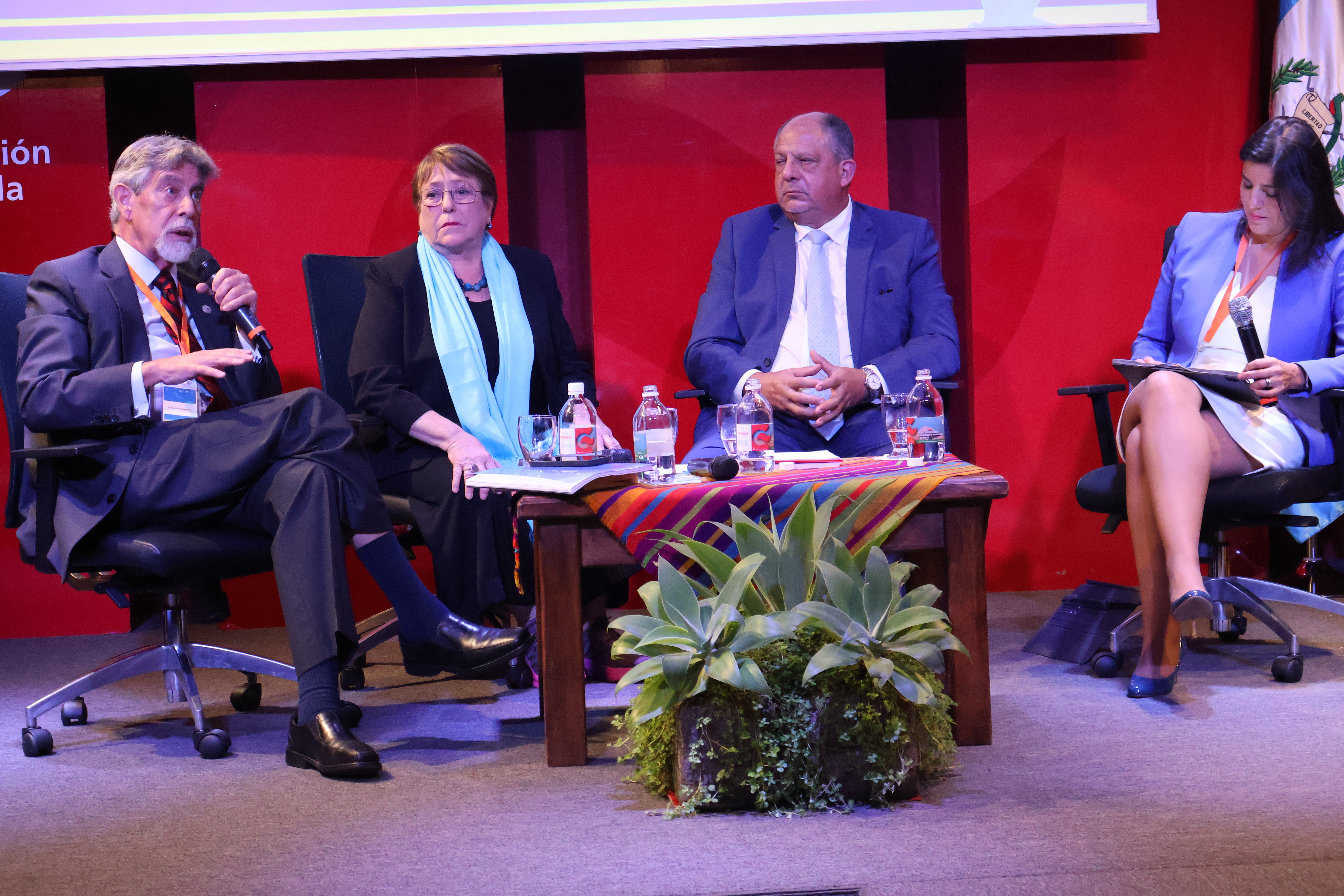 La expresidenta de Chile Michelle Bachelet junto a los expresidentes de Perú y Costa Rica, Francisco Sagasti y Luis Guillermo Solís durante el Diálogo de Alto NIvel