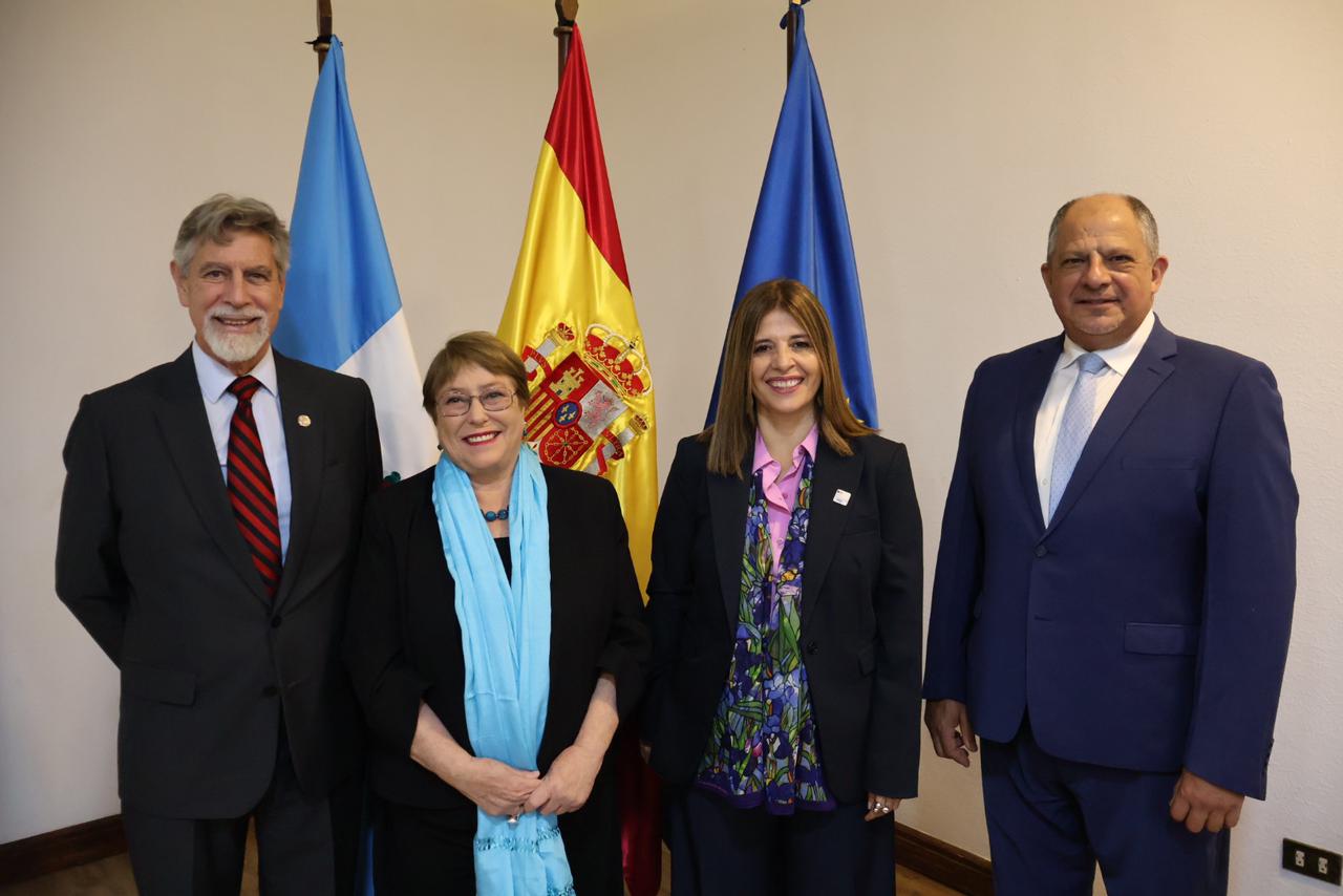 Marcela Ríos Tobar, Directora Regional para América Latina y el Caribe junto a la expresidenta Michelle Bachelet (Chile) y los expresidentes Francisco Sagasti (Perú) y Luis Guillermo Solís (Costa Rica).