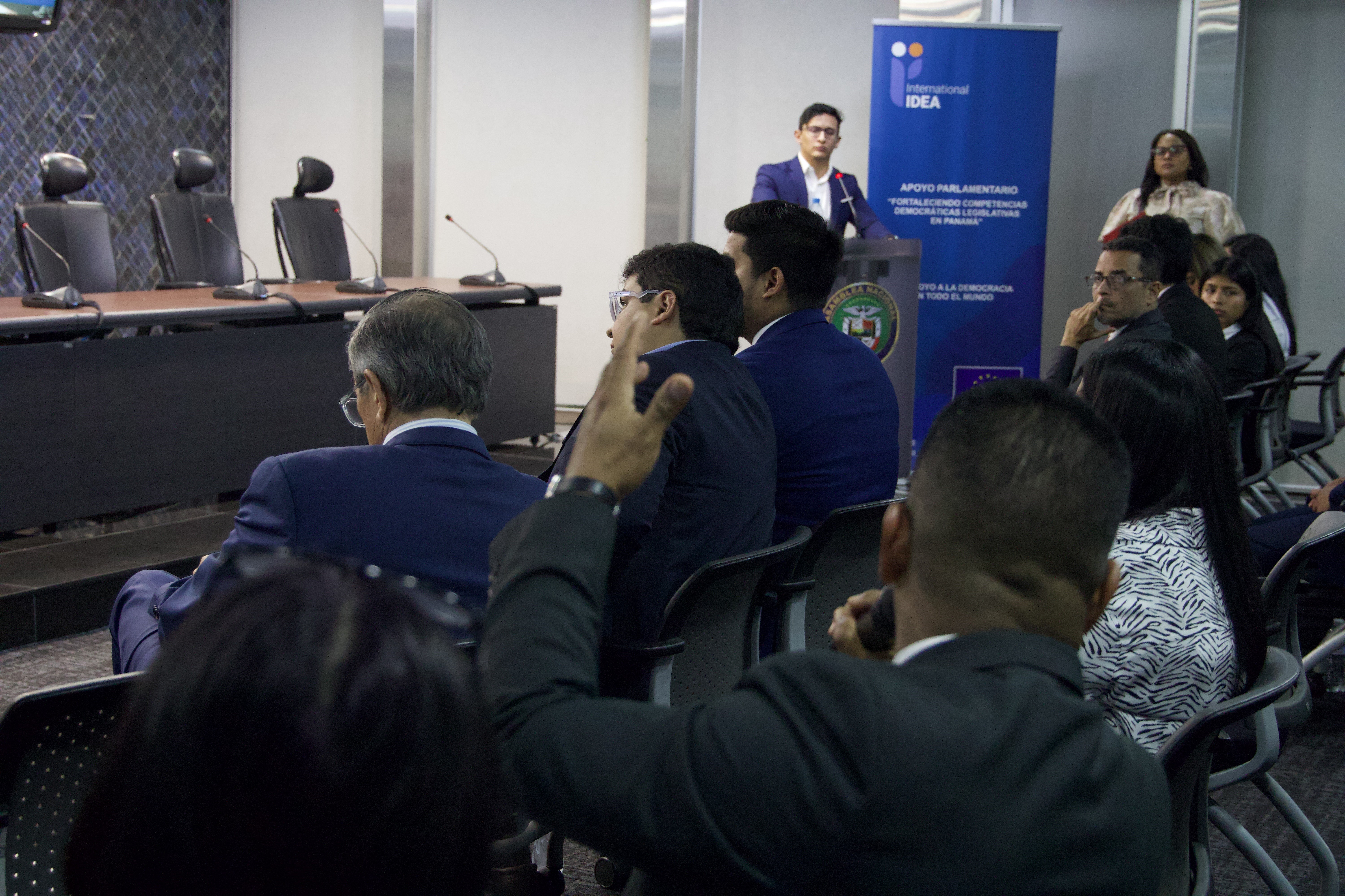 Un miembro de la audiencia levanta la mano para hacer una pregunta al consultor Danilo Rivera durante la capacitación sobre la crisis del sistema de pensiones panameño dirigida a diputaciones de la Asamblea Nacional, 23 de septiembre de 2024.