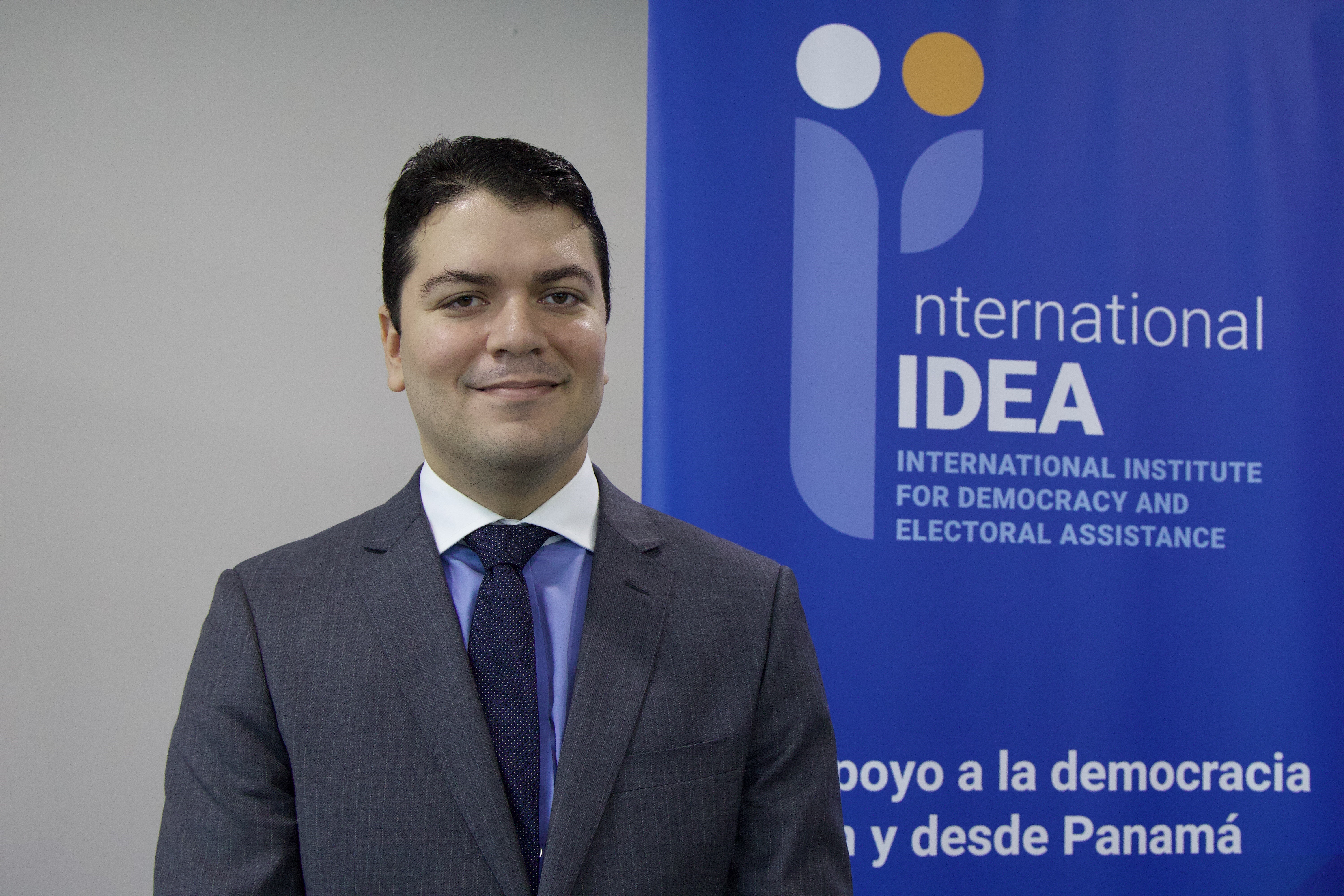 Alonso Illueca, profesor e investigador de la Universidad Santa María la Antigua en Panamá, durante su ponencia sobre derecho internacional presentada el 22 de octubre de 2024 en la Asamblea Nacional de Panamá.