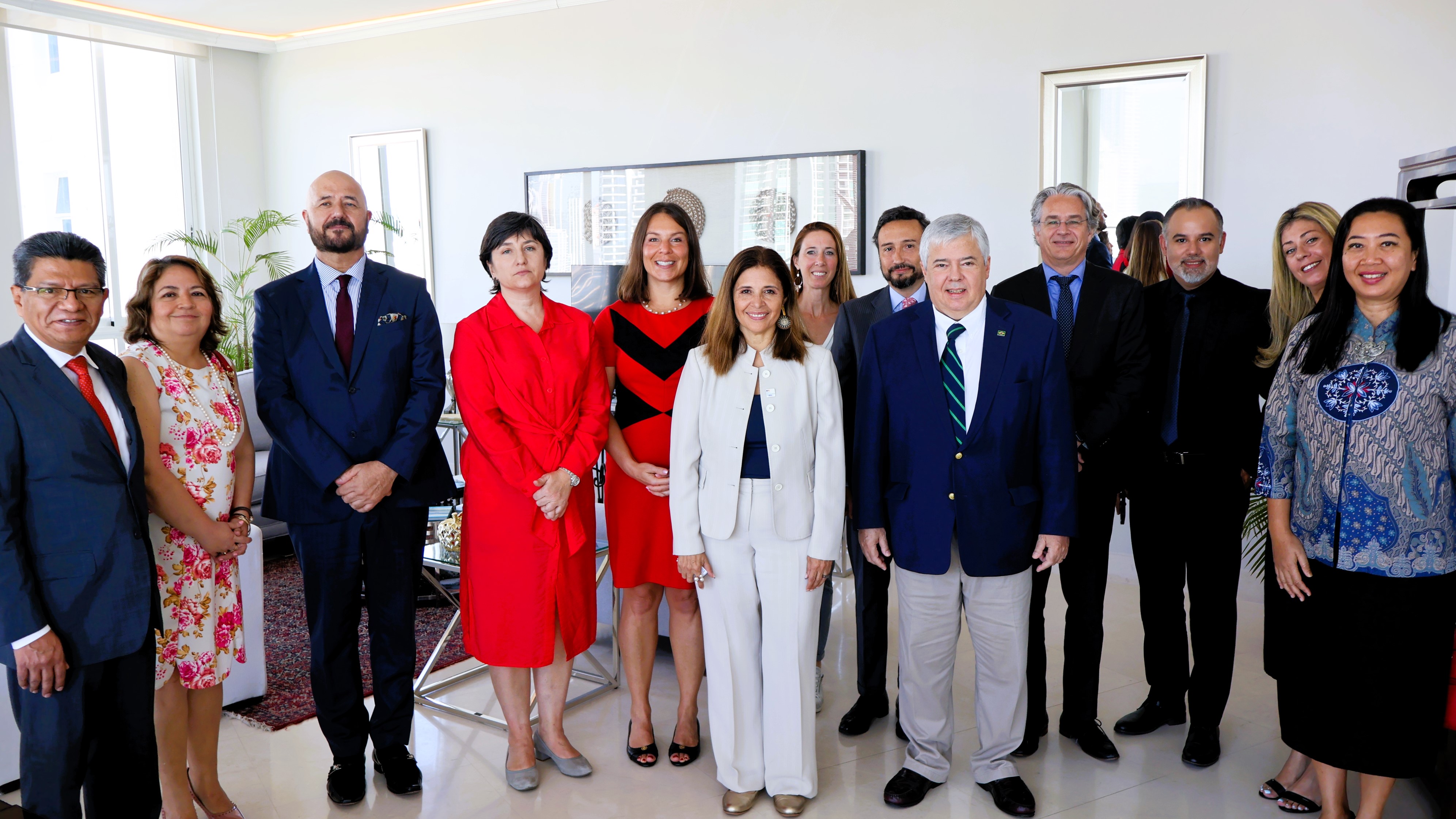 Embajadores de Brasil, Chile, España, Países Bajos, y Unión Europea, así como representantes de Bélgica, Estados Unidos, Indonesia, México, Perú, y Portugal. junto a Marcela Ríos Tobar, directora regional para América Latina y el Caribe.