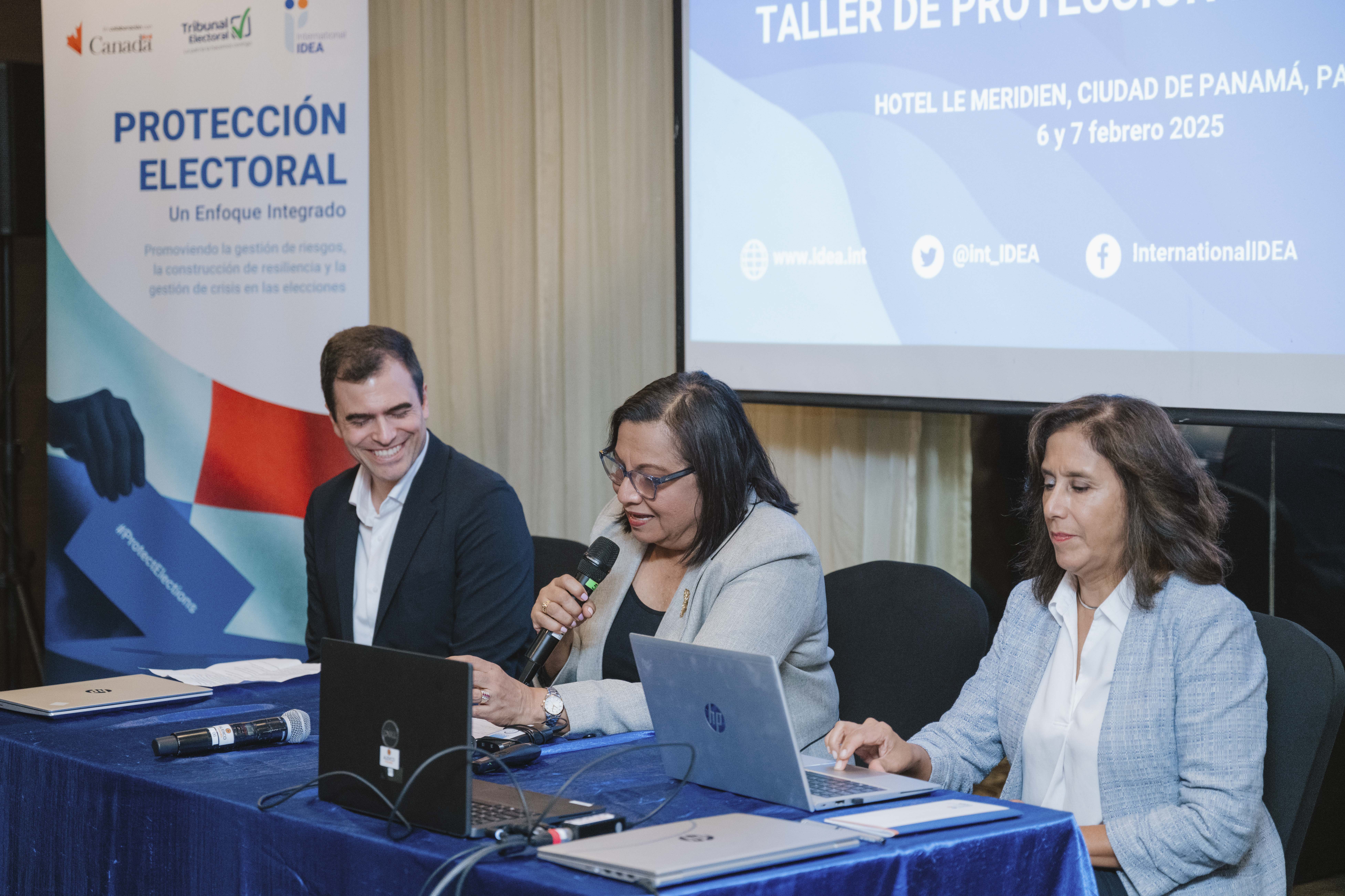 André Robitaille, Second Secretary (Political), Embassy of Canada; Yara Campo, Institutional Executive Director, Electoral Tribunal; Alicia del Águila, Panama Program Manager. Photo by @luiguisalasfotografo / International IDEA.