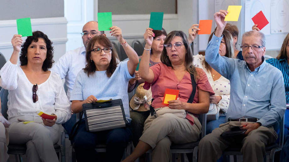 Delibera Perú is a space for participation where citizens, chosen at random, analyze in depth issues of public interest, debate arguments for and against, and share their diverse perspectives.