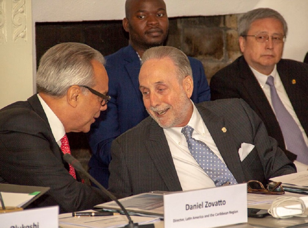 Jaime Ortega Cucalòn (at right, foreground), Ambassador of Panama to Sweden, Norway and Finland (right); and Daniel Zovatto (at left), Director for Latin America and the Caribbean region for International IDEA.