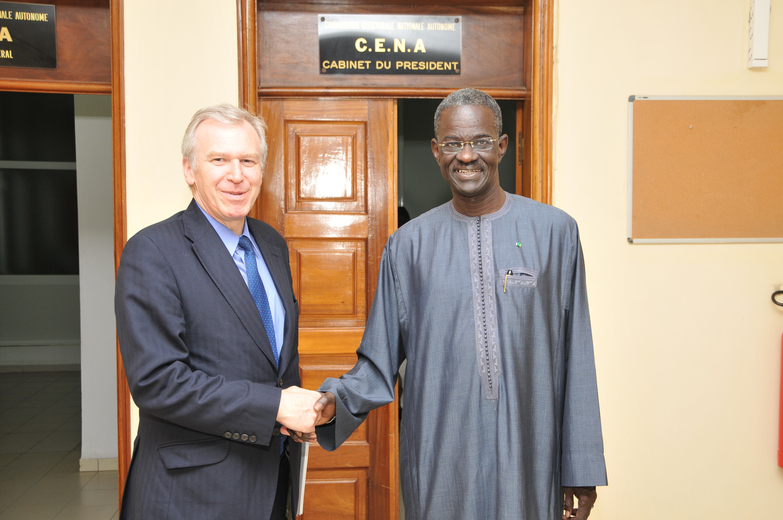 Yves Leterme with the Chairperson of the Autonomous National Electoral Commission of Senegal, Doudou Ndir.