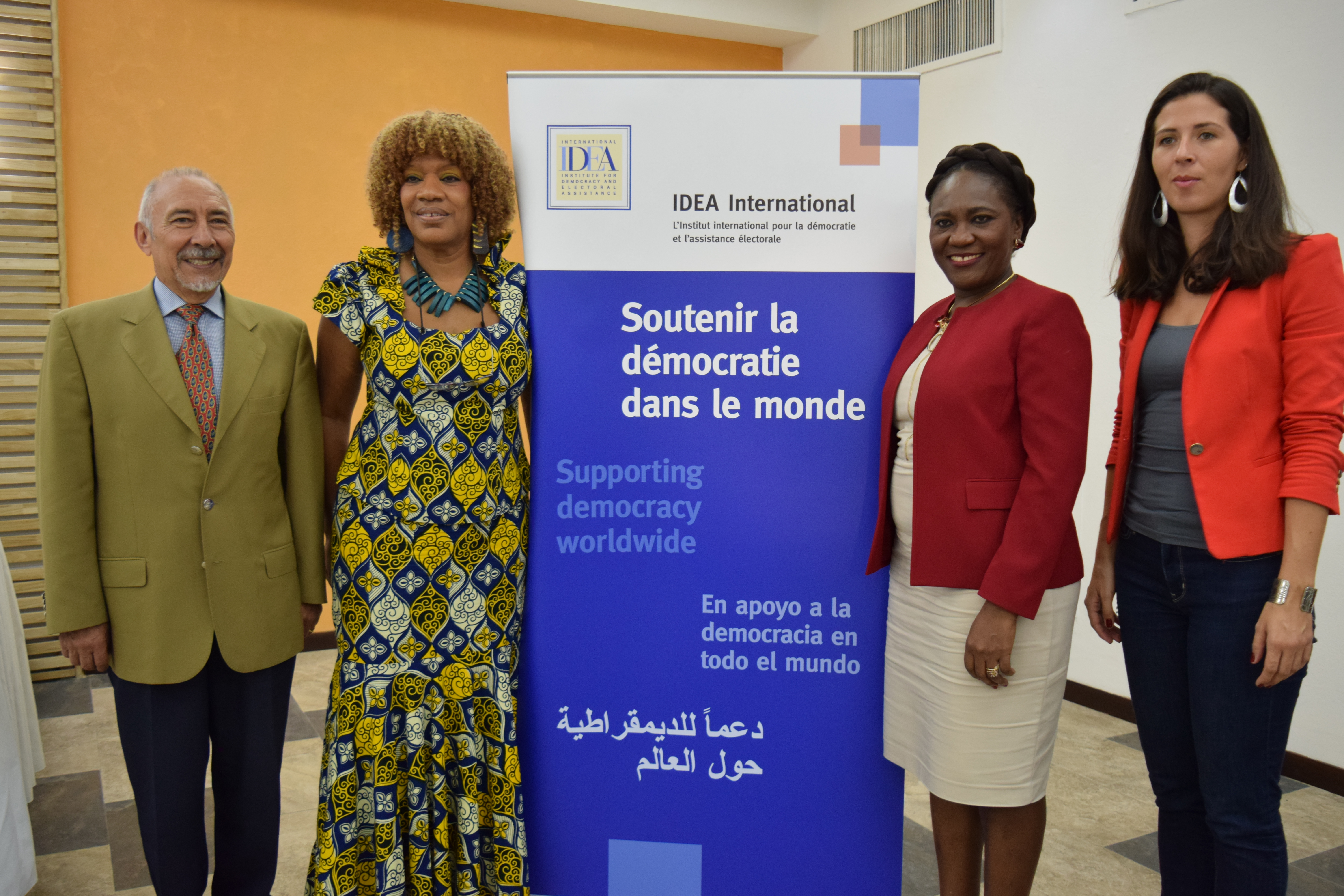 De izquierda a derecha: Alfonso Ferrufino, Asesor principal de la oficina de IDEA en Bolivia; Marie-Laurence Jocelyn Lassègue, Directora de Programa en IDEA Internacional Haití; Eunide Innocent, Ministra de asuntos femeninos y derechos de la mujer en Haití; Marie Doucey, Oficial de Programa en IDEA Internacional Haití.