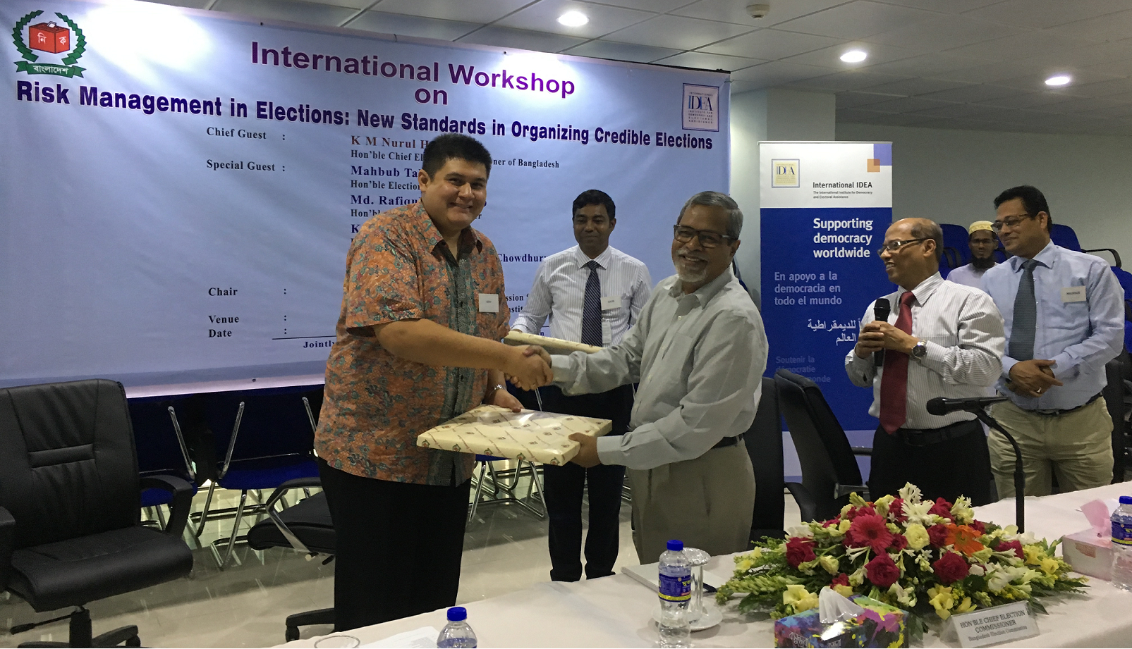  A token of appreciation from Chief Election Commissioner K. M. Nurul Huda to the International IDEA team, Dhaka, Bangladesh, 17 May 2017 [Photo: Sead Alihodzic/International IDEA]